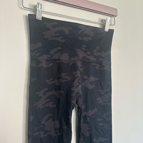 Spanx Look At Me Now Camo Print High-Waisted Leggings Size‎ S - Picture 3 of 6